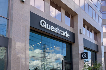 Obraz premium Toronto, Ontario, Canada - September 23, 2026: The entrance to Questrade headquarters on Yonge Street in Toronto, Ontario, Canada. Questrade Financial Group is a Canadian online brokerage and wealth m