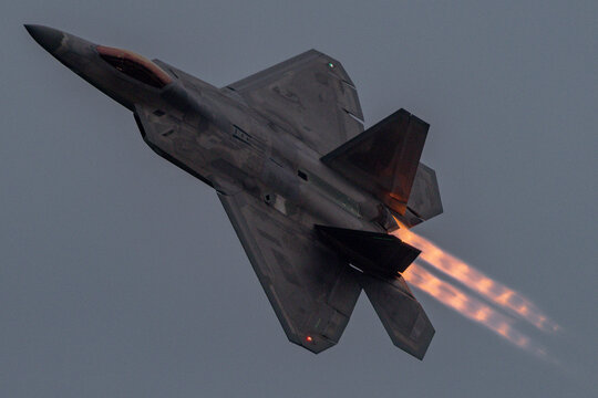 F 22 Raptor accelerates with afterburners blazing