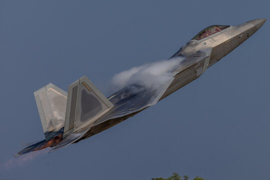 F 22 Raptor climbs through a dramatic vapor cone