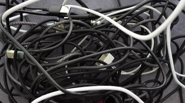 Understanding tangled cables and their organization methods