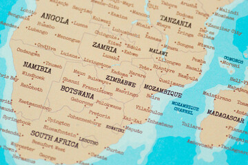Obraz premium Close up view of zimbabwe on a vintage political world map