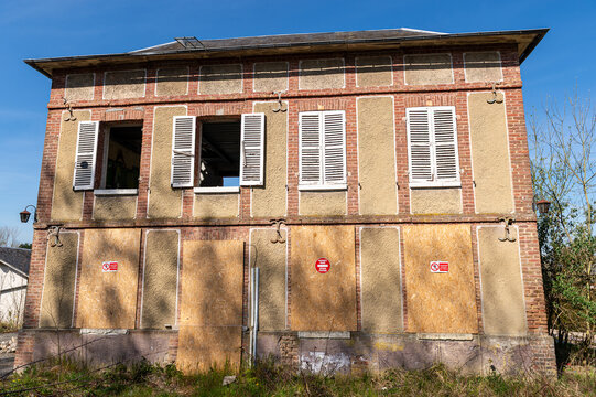 Maison abandonn&eacute;e avec pose de panneaux anti-squat