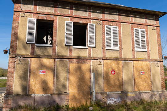 Maison abandonn&eacute;e avec pose de panneaux anti-squat