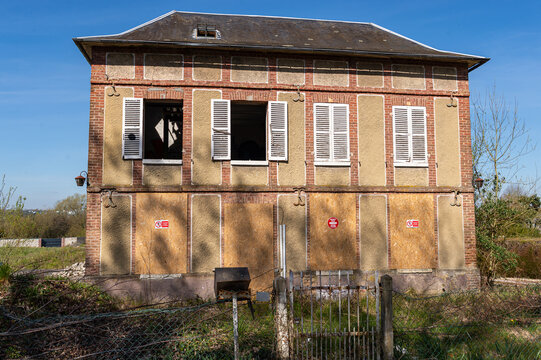 Maison abandonn&eacute;e avec pose de panneaux anti-squat