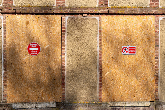 Maison abandonn&eacute;e avec pose de panneaux anti-squat