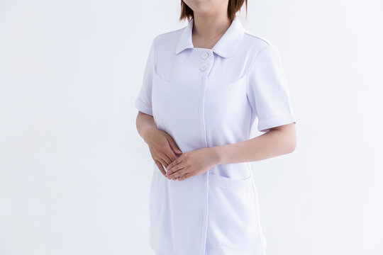 白衣を着た女性