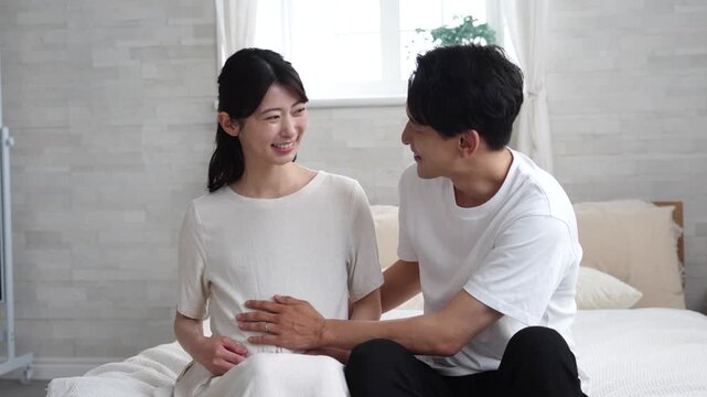 妊娠している妻のお腹を触る夫
