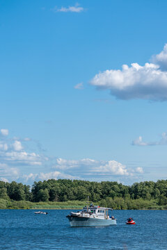 Ein Motorboot auf der M&uuml;ritz im Sommer