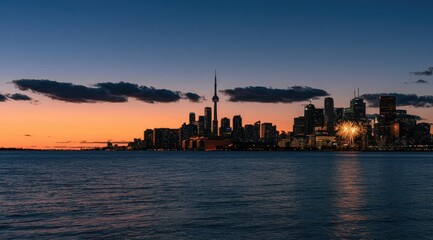 Obraz premium Toronto Skyline at Dusk Over Lake Ontario with CN Tower.