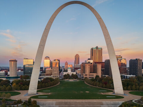 The gateway arch at sunrise with st louis skyline in missouri USA