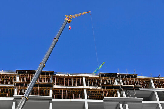 Mobile crane and multistage construction