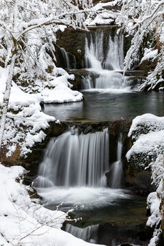 Rottach Wasserfall bei Rottach-Egern am Tegernsee, Bayern, im Winter