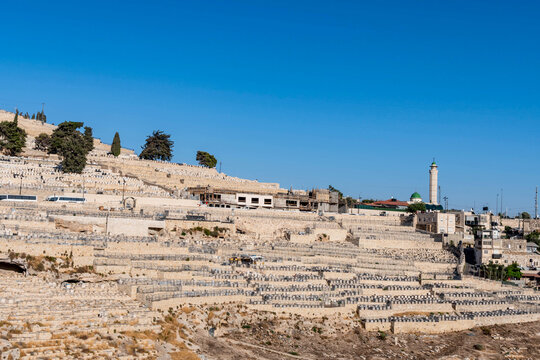 Mount of olives jewish cemetery overlooking jerusalem old city