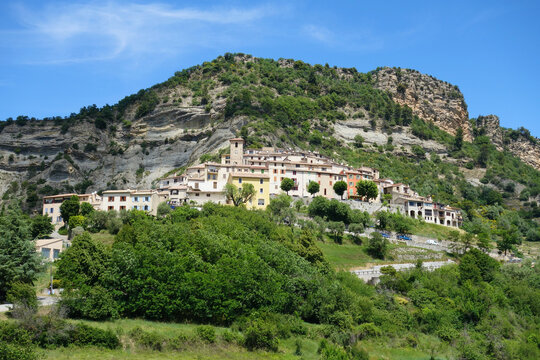 Village Les Ferres adoss&eacute; &agrave; la falaise - Parc naturel r&eacute;gional des Pr&eacute;alpes d'Azur - Alpes Maritimes