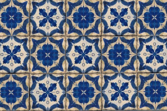 A Moroccan tile pattern mimicking hand painted ceramic squares each featuring a unique central four leaf clover motif in cobalt blue and white.