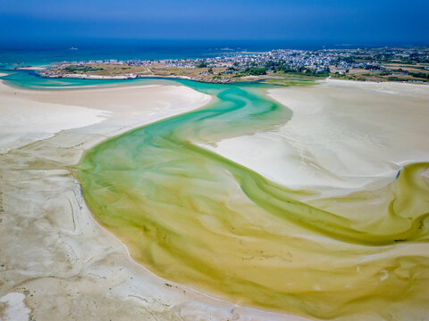 FRANCE. BRITTANY. FINISTERE 29 PLOUESCAT. AERIAL VIEW OF KERNIC BAY, IN THE HEART OF THE COTE DES SABLES