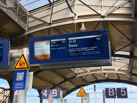 23.09.2026 Deutschland, NRW, Krefeld Hbf - Anzeigentafel RB 37  Gleis&auml;nderung Neuss Oppum Meerbusch Osterath RE 7 nach Rheine mit Versp&auml;tung