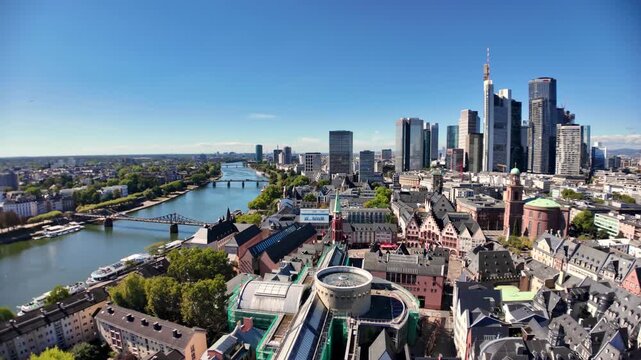 Aussicht vom Frankfurter Dom auf die Skyline von Frankfurt am Main inklusive Hochh&auml;user 