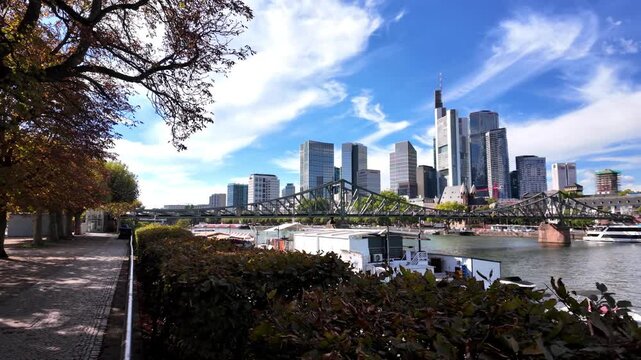 Skyline von Frankfurt am Main inklusive Hochh&auml;user, Dom St. Bartholom&auml;us und Br&uuml;cke Eiserner Steg 
