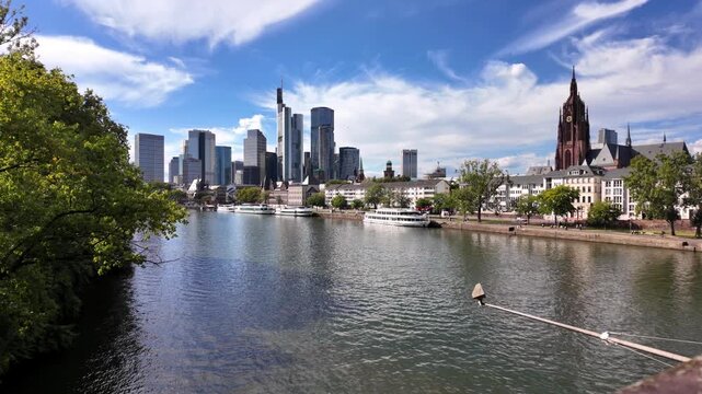 Skyline von Frankfurt am Main inklusive Hochh&auml;user und Frankfurter Dom St. Bartholom&auml;us