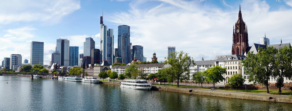 Skyline von Frankfurt am Main inklusive Hochh&auml;user, Fluss Main und Kaiserdom St. Bartholom&auml;us