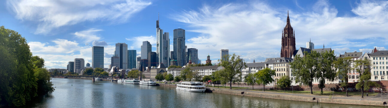 Skyline von Frankfurt am Main inklusive Hochh&auml;user und Frankfurter Dom St. Bartholom&auml;us