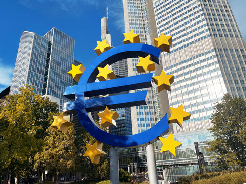 Zentrale der Europ&auml;ischen Zentralbank EZB in Frankfurt am Main mit Euro Symbol