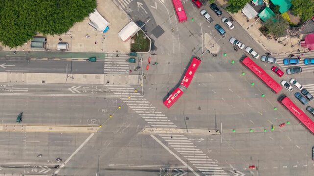 Aerial perspective of stopped Metrob&uacute;s units and surrounding traffic