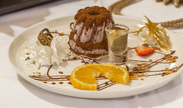 Kouglof et verre de mirabelle d&rsquo;Alsace 