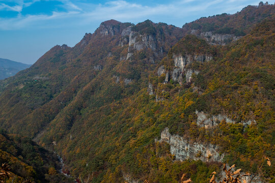 단풍으로 물든 봉화 청량산 일대 풍경, The landscape of the Mt. Cheongnyangsan area in Bonghwa, colored by autumn foliage