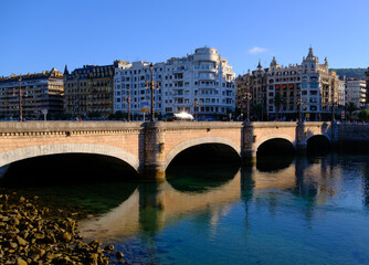 Obraz premium Santa Catalina Bridge crossing Urumea River, San Sebastian, Basque Country, Spain