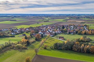 Obraz premium Das oberbayerische Alpenvorland rund um die Gemeinde Schwifting aus der Vogelperspektive