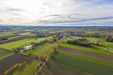 Obraz premium Das oberbayerische Alpenvorland rund um die Gemeinde Schwifting aus der Vogelperspektive