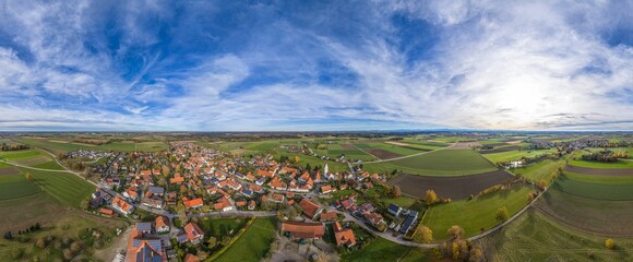 Obraz premium Das oberbayerische Alpenvorland rund um die Gemeinde Schwifting aus der Vogelperspektive