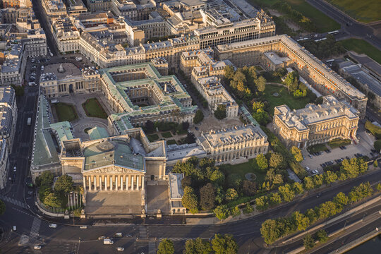 FRANCE. PARIS 75 7TH ARRONDISSEMENT. AERIAL VIEW: ON THE LEFT, THE NATIONAL ASSEMBLY PALAIS BOURBON; ON THE RIGHT, THE MINISTRY OF FOREIGN AFFAIRS QUAI D?ORSAY