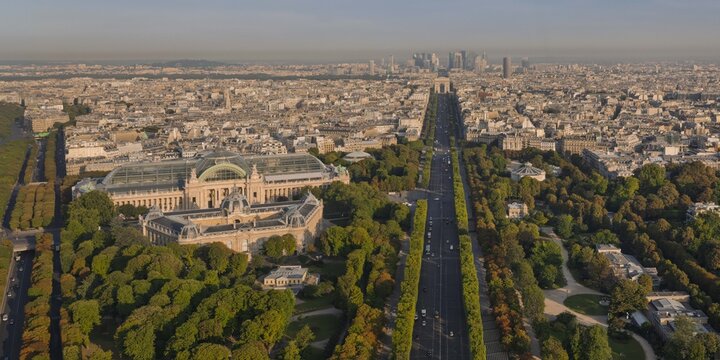 FRANCE. PARIS 75 AN AERIAL VIEW OF WEST PARIS, SHOWING THE AXE ROYAL FLANKED BY THE GARDENS AND THE AVENUE DES CHAMPS-ELYSEES. ON THE LEFT, THE PETIT PALAIS AND