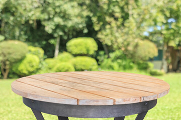 Obraz premium Empty round wood table top with abstract blur park garden background