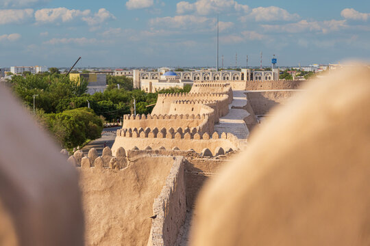 Historische Stadtmauer aus Lehmziegeln von Ichan Qal'a in Xiva, Usbekistan