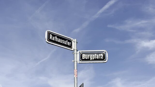 Deutschland, NRW, D&uuml;sseldorf am Rhein, Altstadt, Burgplatz und Rathausufer - Wegweiser f&uuml;r Touristen Beschilderung Innenstadt