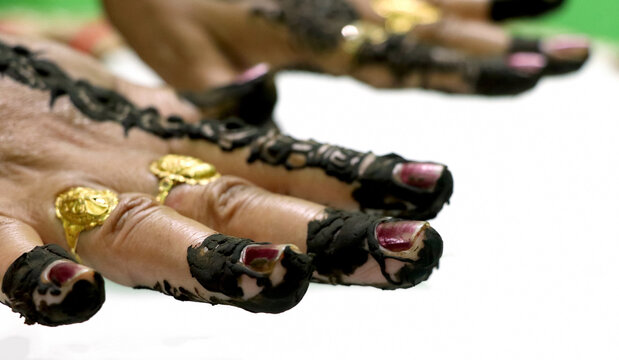 Fresh Mehndi Design on Hands with Intricate Patterns