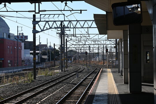電車が来る前の静かなプラットホームと線路