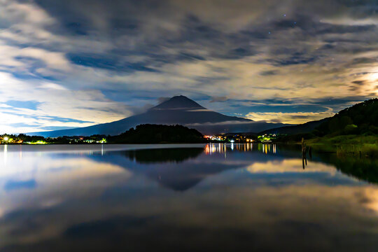 河口湖湖畔から夜の富士山