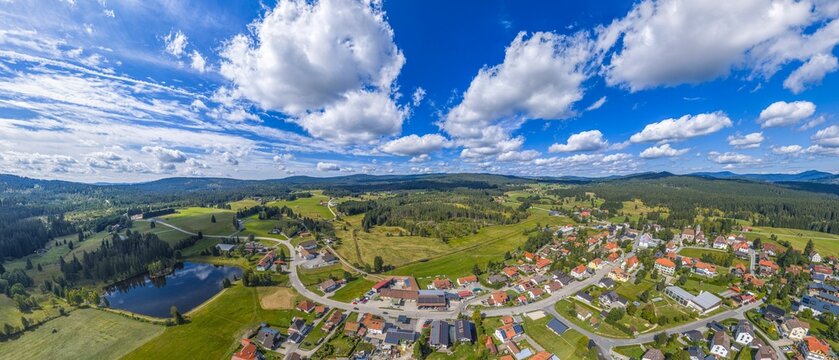 Blick auf die niederbayerische Bayerwald-Gemeinde Haidm&uuml;hle am Dreisessel im Kreis Freyung-Grafenau