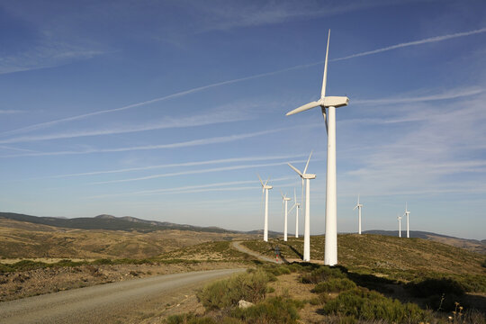 Paisaje de monta&ntilde;a con molinos aerogeneradores de e&oacute;lica, energ&iacute;a limpia gracias al viento