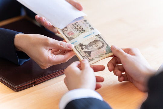 お金を渡すビジネスマン