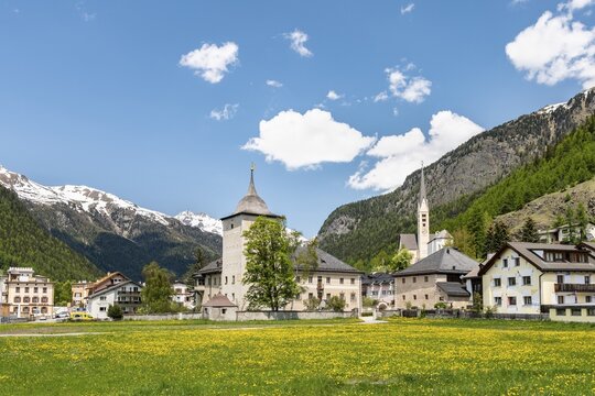Village view of Zernez, Engadin, Canton Graub&uuml;nden, Switzerland