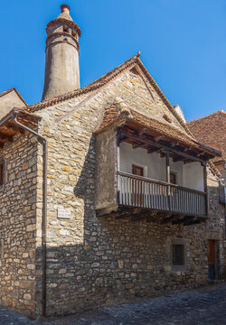 casa tipica del pirineo oscense con gran chimenea, balcon de madera y calles empedradas en Ans&oacute;, Huesca, Espa&ntilde;a