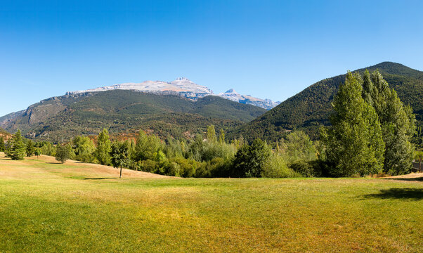 Panorama del macizo y pico Collarada visto desde Villan&uacute;a, Huesca, Espa&ntilde;a