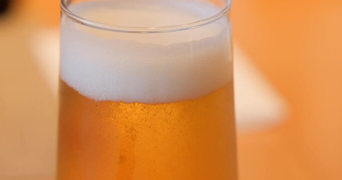 グラスに注がれたクリーミーな泡の生ビール