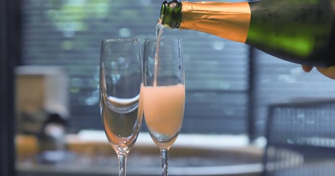 フルートグラスに注がれるシュワシュワと泡立つシャンパン